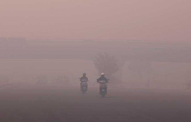 Smog chokes Delhi as pollution hits hazardous levels